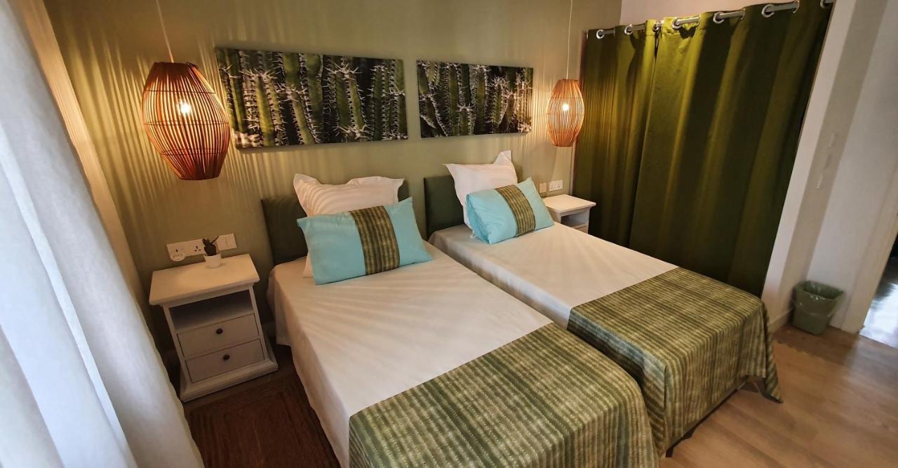 Les Cerisiers - Exclusive Beach Residence - 3 Bedroom Modern Apartment, Flic En Flac Bagian luar foto