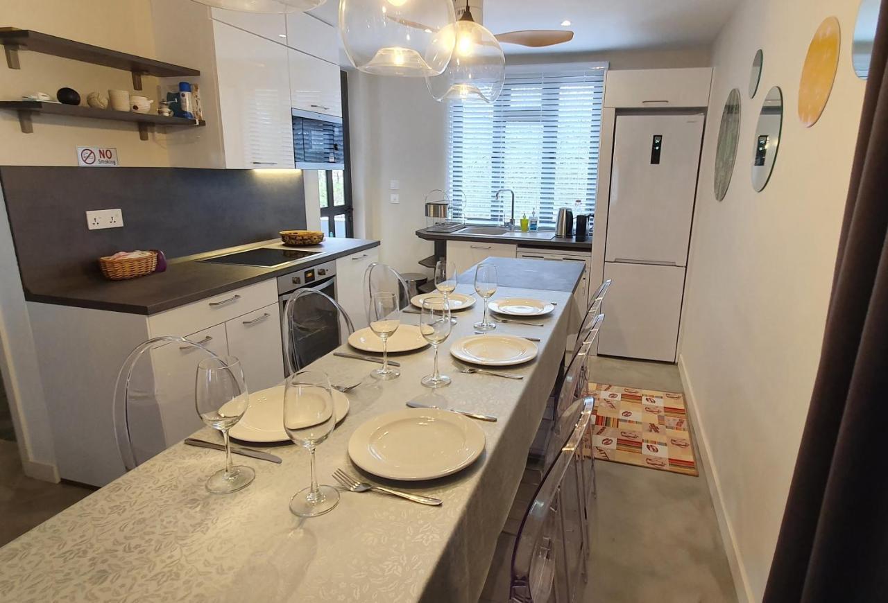 Les Cerisiers - Exclusive Beach Residence - 3 Bedroom Modern Apartment, Flic En Flac Bagian luar foto